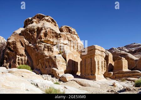 Tombes en blocs, blocs tombeau monolithiques, bas AS-Siq, Siq externe, Wadi (Musa), Petra, site classé au patrimoine mondial de l'UNESCO, Royaume de Jordanie Banque D'Images