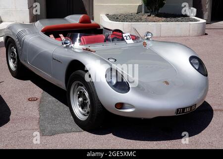 Voiture de sport roadster Porsche 718 RSK Spyder, voiture classique, garée en face de la mer de l'Opéra de Monte-Carlo, Casino Monte-Carlo, Monaco Banque D'Images