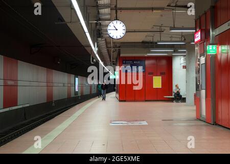 À l'intérieur d'une station de métro Stadtbahn typique, thème rouge. À Stuttgart, en Allemagne. Banque D'Images