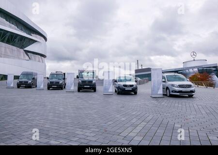 Divers nouveaux modèles de fourgonnettes et de camions exposés à l'extérieur. Au musée Mercedes-Benz de Stuttgart, Allemagne. Banque D'Images