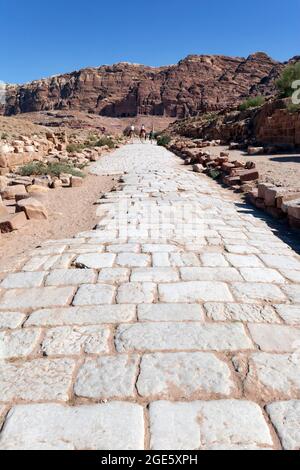 Pavé sur la rue à colonnades, tombes royales à l'arrière sur le versant ouest de Jabal al-KhubthaPetra, ancienne capitale des Nabatéens, UNESCO World Banque D'Images