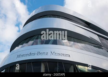 La façade extérieure courbée, moderne et argentée. Au musée Mercedes-Benz de Stuttgart, Allemagne. Banque D'Images