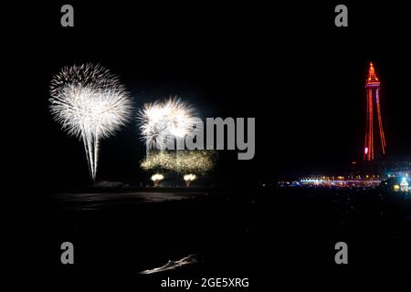 World Fireworks Championships North Pier Blackpool, Lancashire illuminent le ciel avec un spectaculaire spectacle pyrotechnique Banque D'Images