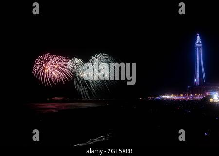 World Fireworks Championships North Pier Blackpool, Lancashire illuminent le ciel avec un spectaculaire spectacle pyrotechnique Banque D'Images