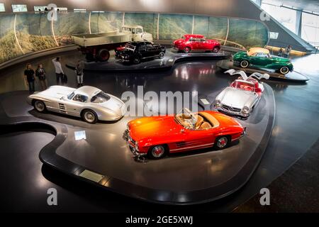 Une vue d'ensemble de diverses voitures des années 1950, y compris un modèle à ailes crédules. Au musée Mercedes-Benz de Stuttgart, Allemagne. Banque D'Images