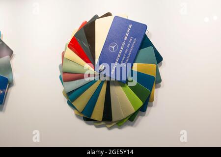 Une roue de couleurs de choix de couleurs de peinture extérieure, options. Au musée Mercedes-Benz de Stuttgart, Allemagne. Banque D'Images