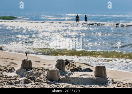 Tours de sable sur la plage de la mer Baltique. Banque D'Images
