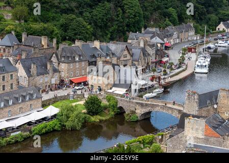 Vue depuis le viaduc de la vieille ville historique de Dinan, Bretagne, département des Côtes-d'Armor, France Banque D'Images