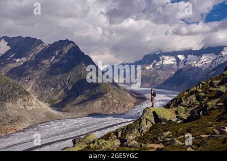 Randonnée le long du Grand glacier d'Aletsch, Valais, Suisse Banque D'Images