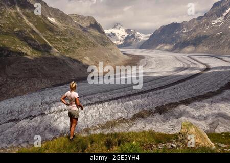 Randonnée le long du Grand glacier d'Aletsch, Valais, Suisse Banque D'Images