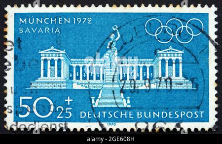 ALLEMAGNE - VERS 1972 : un timbre imprimé en Allemagne montre la statue de Bavière et la Colonnade, Munich, vers 1972 Banque D'Images