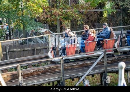 Robin Hood Rollercoaster Sherwood Forrest le dernier jour d'opération avant qu'il ne soit converti au CMR sans nom Banque D'Images