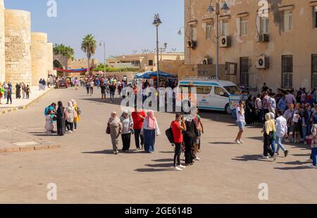 Alexandrie - Égypte - 08 octobre 2020 : ancienne forteresse magnifique, Citadelle de Qaitrava avec beaucoup de gens. Lieu historique bondé avec musées et Citadelle Banque D'Images