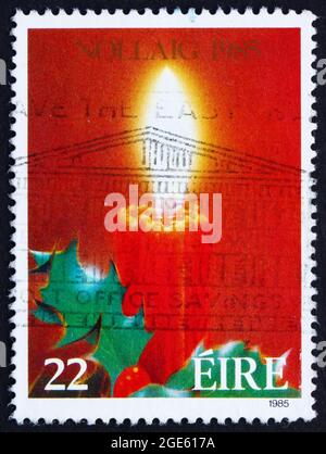 IRLANDE - VERS 1985: Un timbre imprimé en Irlande montre bougie et Saint, Noël, vers 1985 Banque D'Images