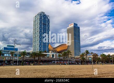 Barcelone, Espagne - 10 mai 2011 : vue sur les 2 plus hauts bâtiments de Barcelone avec la sculpture moderne F. Gehry, située dans le Vila Oli de Barcelone Banque D'Images