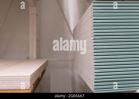 Palette avec plaques de plâtre dans le magasin d'entrepôt du bâtiment Banque D'Images