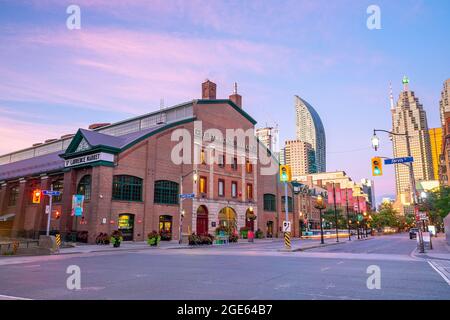 Toronto, Canada- le 15 septembre 2019 : marché du Saint-Laurent dans le centre-ville de Toronto, Canada au coucher du soleil Banque D'Images