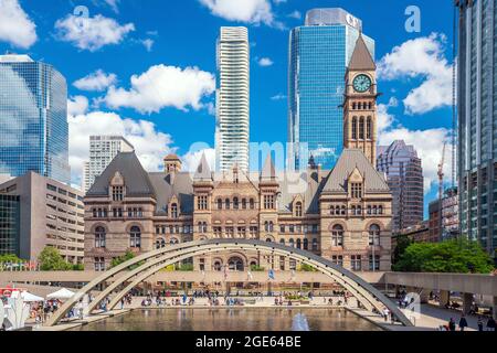 Toronto, Canada - 15 septembre 2019 : Hôtel de ville de Toronto et place Nathan Phillips au centre-ville de Toronto, Canada Banque D'Images