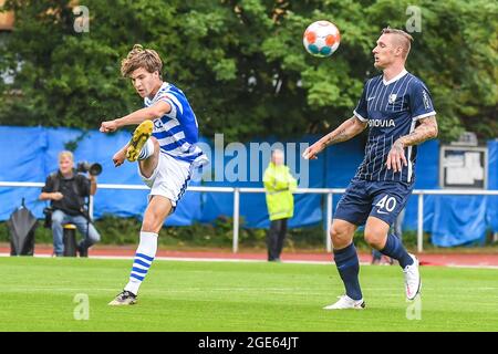 Bochum, ALLEMAGNE: Ebbe Winting de Graafschap, Sebastian Polter (Centrumspits-VFL Bochum), pendant le match de pré-saison entre VFL Bochum et de Graafschap à Vonovia Ruhrstadion le 16 2021 août à Bochum, Allemagne. Banque D'Images