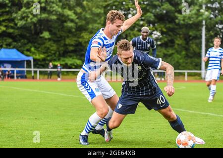 Bochum, ALLEMAGNE: Milan Hilderink de Graafschap, Sebastian Polter (Centrumspits-VFL Bochum), pendant le match de pré-saison entre VFL Bochum et de Graafschap à Vonovia Ruhrstadion le 16 2021 août à Bochum, Allemagne. Banque D'Images