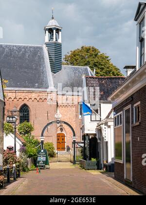 Scène de rue avec l'église Pieterskerk dans la vieille ville de Grouw, Frise, pays-Bas Banque D'Images