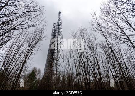 Station radar soviétique à horizon Duga dans la zone d'exclusion de Tchernobyl. L’énorme Duga soviétique abandonnée Banque D'Images