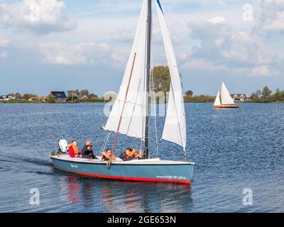 Personnes en voilier sur le lac Pikmeer à Grouw, l'un des lacs frison de la Frise, pays-Bas Banque D'Images