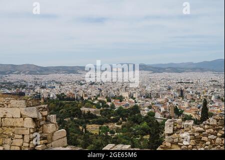 Paysage urbain d'Athènes par temps nuageux. Ville près des collines. Architecture urbaine en Europe. Vue depuis la colline de l'Acropole du Temple d'Hephaestus. Ruines antiques. Banque D'Images