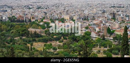 Paysage urbain d'Athènes par temps nuageux. Ville près des collines. Architecture urbaine en Europe. Vue depuis la colline de l'Acropole du Temple d'Hephaestus. Ruines antiques. Banque D'Images