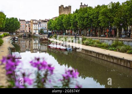 Narbonne, France, 4 août 2021. Vue sur le Canal de la Robine dans la vieille ville de Narbonne. Banque D'Images