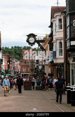 Winchester, Royaume-Uni, 10 août 2021 :- UNE horloge au-dessus de Lloyds Bank sur Winchester High Street Banque D'Images