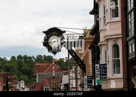 Winchester, Royaume-Uni, 10 août 2021 :- UNE horloge au-dessus de Lloyds Bank sur Winchester High Street Banque D'Images