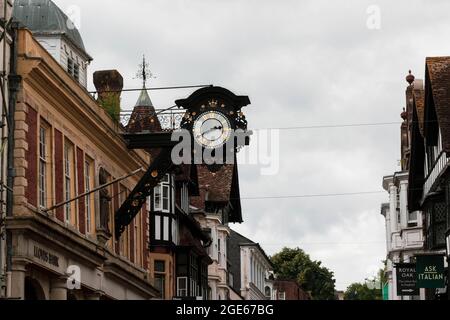 Winchester, Royaume-Uni, 10 août 2021 :- UNE horloge au-dessus de Lloyds Bank sur Winchester High Street Banque D'Images
