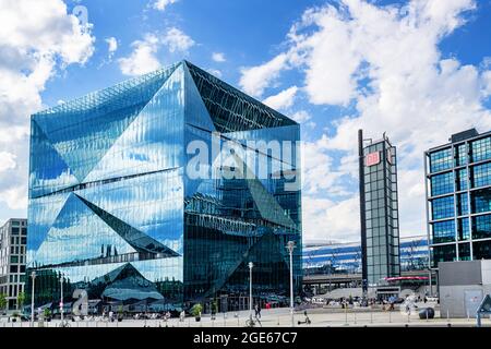 BERLIN, GER - 29 JUILLET 2021: CUBE BERLIN devant la gare centrale de Berlin Hauptbahnhof à Berlin, Allemagne. Banque D'Images