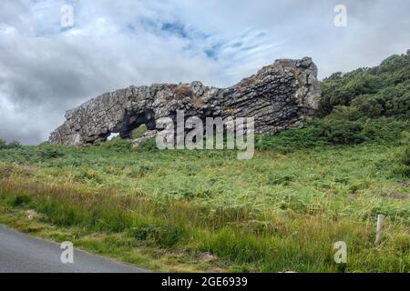 Lion Rock, une digue de Labradorite extrudée à partir d'Old Sandstone sur l'île de Great Cumbrae, dans le nord de l'Ayrshire, en Écosse. Banque D'Images