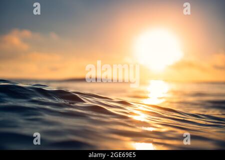 Mer vague close up, low angle view, sunrsie shot. Banque D'Images