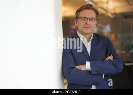 Berlin, Allemagne. 16 août 2021. Claus Strunz, responsable de la programmation, se trouve devant la salle de contrôle de la chaîne de télévision Bild TV. Le journal tabloïd le plus connu d'Allemagne, « Bild », sera également disponible à l'avenir en tant que télévision. A partir du 22 août 2021, la marque journalistique rivalisera avec les chaînes de télévision privées et publiques avec un programme de 24 heures. (À dpa 'Bild' est maintenant aussi parier sur 'Glotze') Credit: Jörg Carstensen/dpa/Alay Live News Banque D'Images