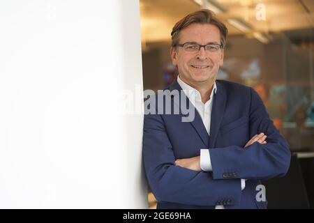 Berlin, Allemagne. 16 août 2021. Claus Strunz, responsable de la programmation, se trouve devant la salle de contrôle de la chaîne de télévision Bild TV. Le journal tabloïd le plus connu d'Allemagne, « Bild », sera également disponible à l'avenir en tant que télévision. A partir du 22 août 2021, la marque journalistique rivalisera avec les chaînes de télévision privées et publiques avec un programme de 24 heures. (À dpa 'Bild' est maintenant aussi parier sur 'Glotze') Credit: Jörg Carstensen/dpa/Alay Live News Banque D'Images