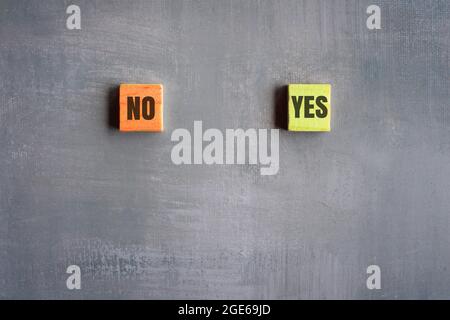 Cubes en bois avec le texte NO et YES. Copier l'espace pour le texte Banque D'Images