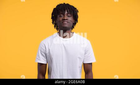 heureux africain américain heureux avec des dreadlocks isolés sur jaune Banque D'Images