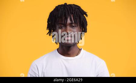 heureux africain américain heureux avec des dreadlocks isolés sur jaune Banque D'Images