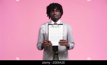 Homme d'affaires afro-américain montrant un contrat isolé sur rose Banque D'Images