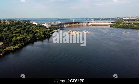 KHORTYTSIA, UKRAINE - 8 AOÛT 2021 : DNEPOGES. Centrale hydroélectrique de Zaporozhye sur la rivière Dnepr (Dnipro). Ukraine Banque D'Images