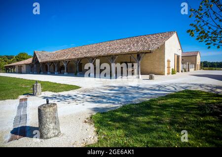 Monestier (sud-ouest de la France) : domaine viticole « Château Monestier la Tour », vignobles biodynamiques. Bâtiment rénové abritant le nouveau cella à vin Banque D'Images