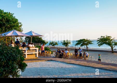 Arcachon (sud-ouest de la France) : touristes et vacanciers profitant du coucher de soleil sur l'océan Atlantique depuis la terrasse des cafés et des restaurants le long Banque D'Images