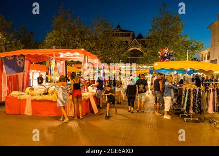 Arcachon (sud-ouest de la France) : marché nocturne en été sur la place des Marquises, en centre-ville Banque D'Images