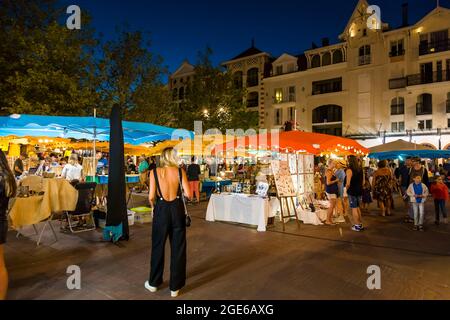 Arcachon (sud-ouest de la France) : marché nocturne en été sur la place des Marquises, en centre-ville Banque D'Images