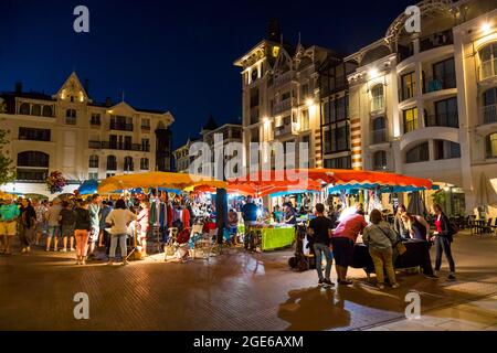 Arcachon (sud-ouest de la France) : marché nocturne en été sur la place des Marquises, en centre-ville Banque D'Images