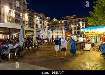 Arcachon (sud-ouest de la France) : marché nocturne en été sur la place des Marquises, en centre-ville Banque D'Images