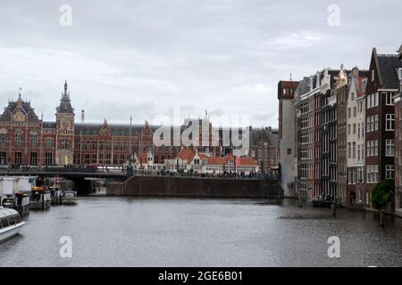 Anciennes maisons historiques au Canal autour de Damrak Amsterdam pays-Bas 16-8-2021 Banque D'Images